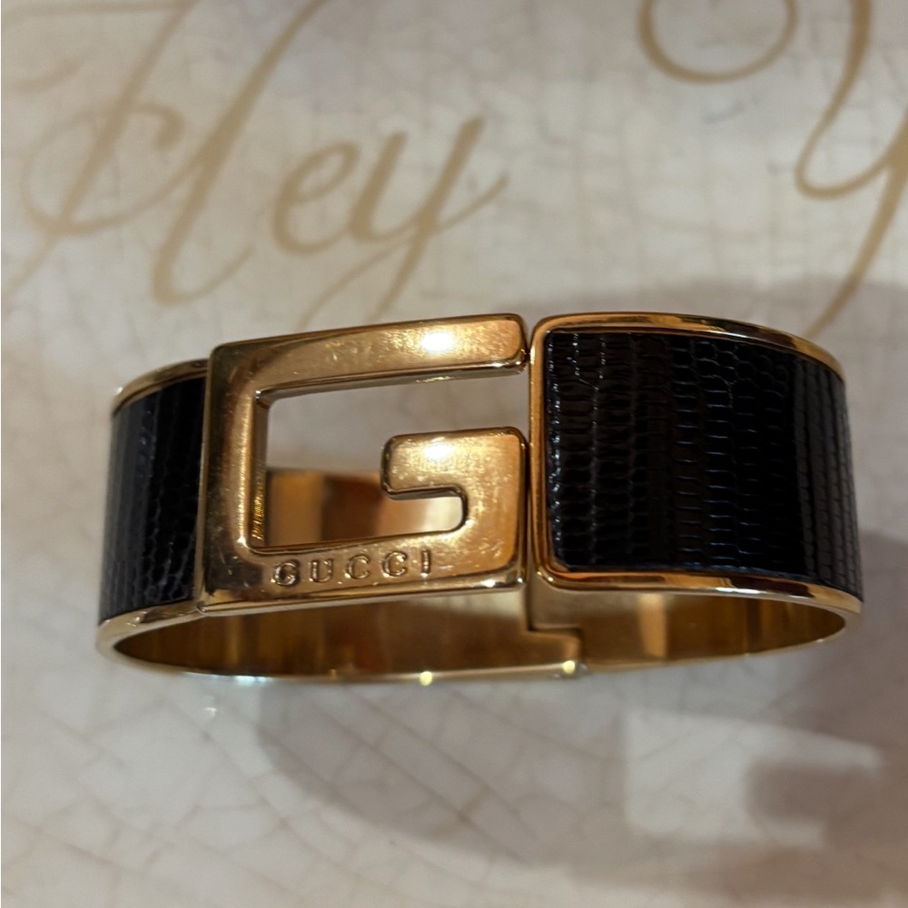 Gucci single gold G plaque logo cuff bangle bracelet black lizard skin - Picture 2 of 8